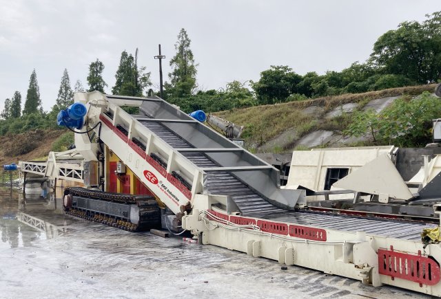 bulk surface feeder for truck unloading