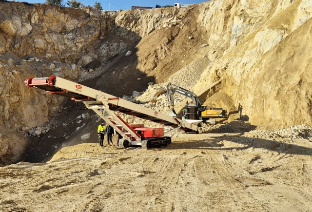 tracked conveyor for stacking 